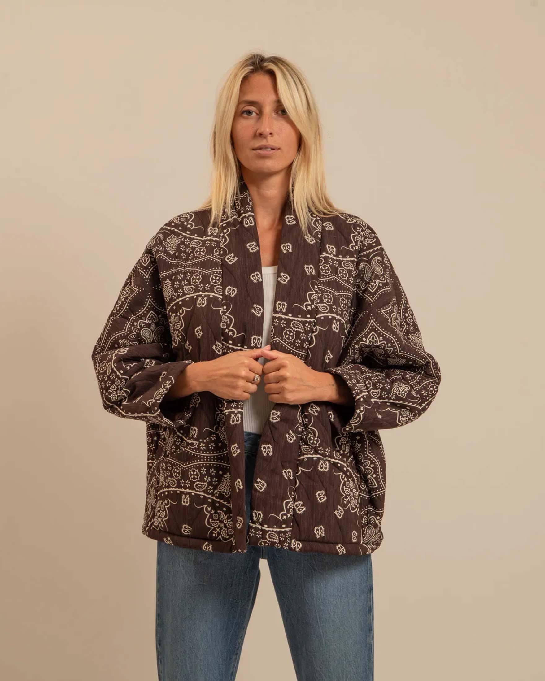 Giacca kimono aperta Aokyanos marrone in pura viscosa matelassé con fantasia Paisley bianca