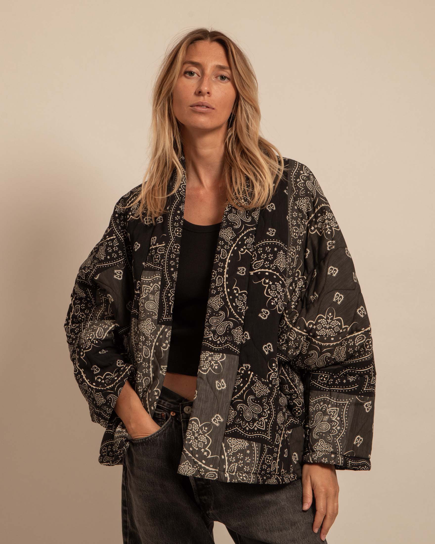 Giacca kimono aperta Aokyanos nera in pura viscosa matelassé con fantasia Paisley bianca