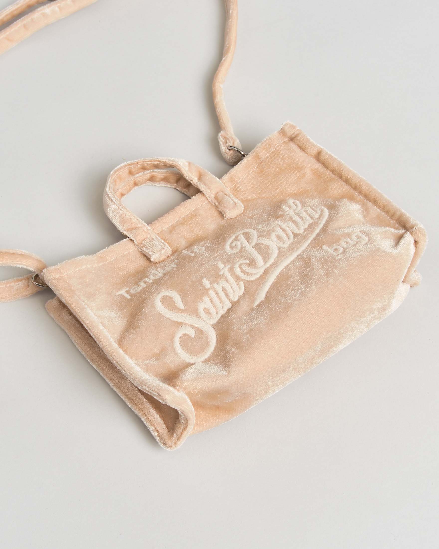 Micro borsetta beige in velluto con logo bianco e tracolla image