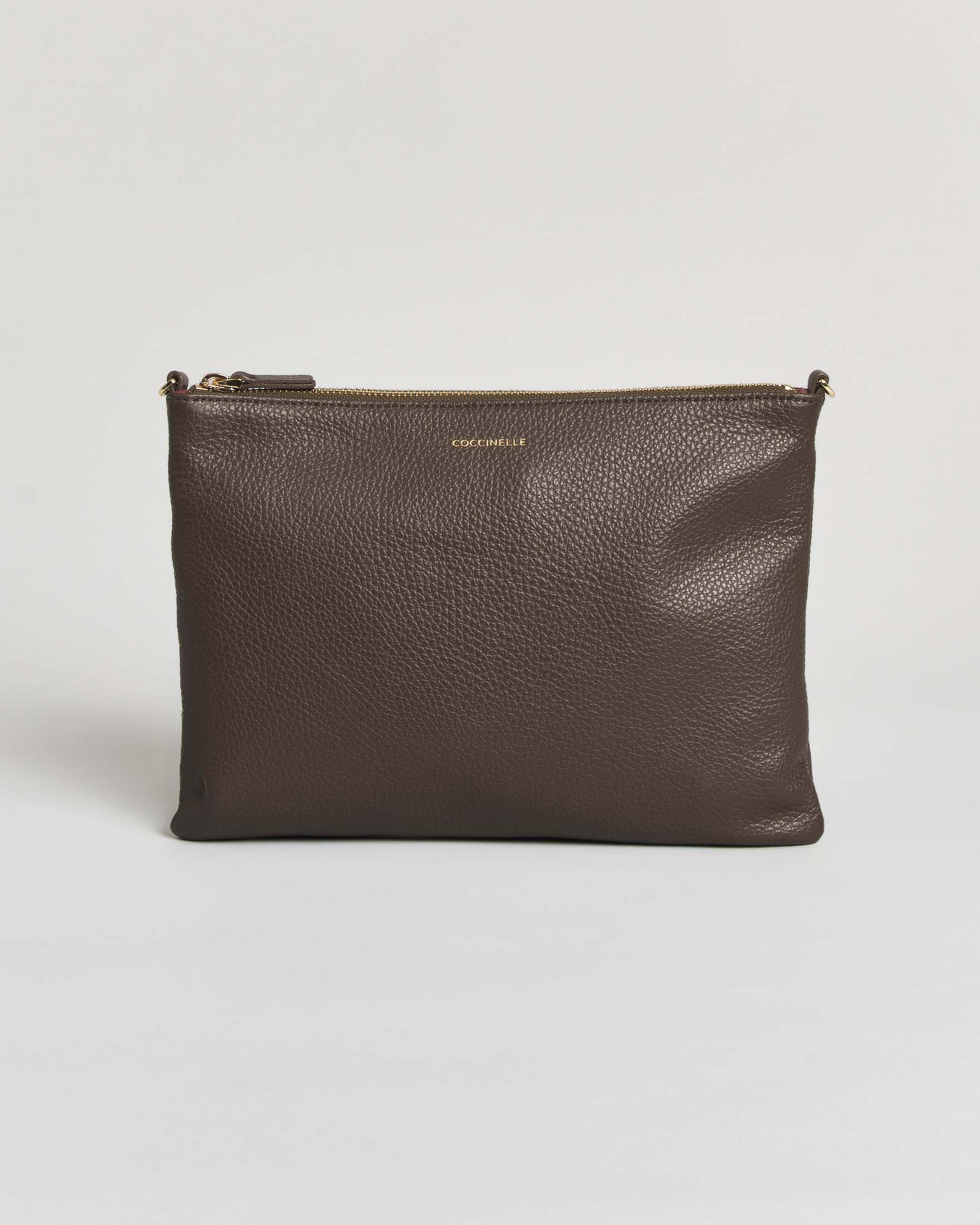 Busta Best Soft Coccinelle color fango in pelle martellata con tracolla regolabile e chiusura zip