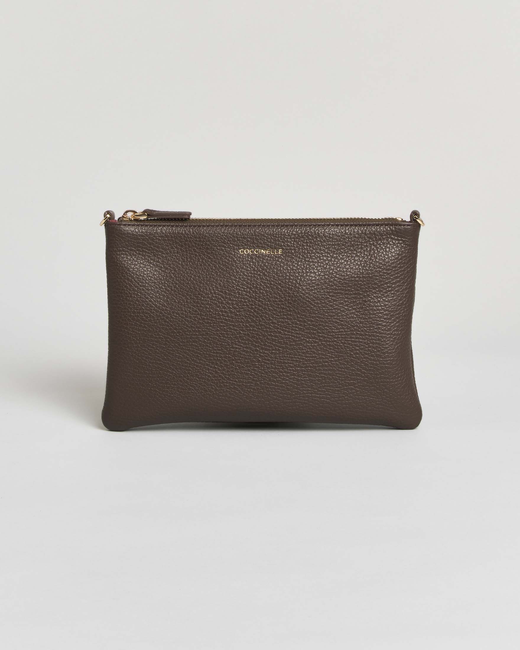 Best Crossbody Small Coccinelle fango in pelle martellata con tracolla regolabile e chiusura zip