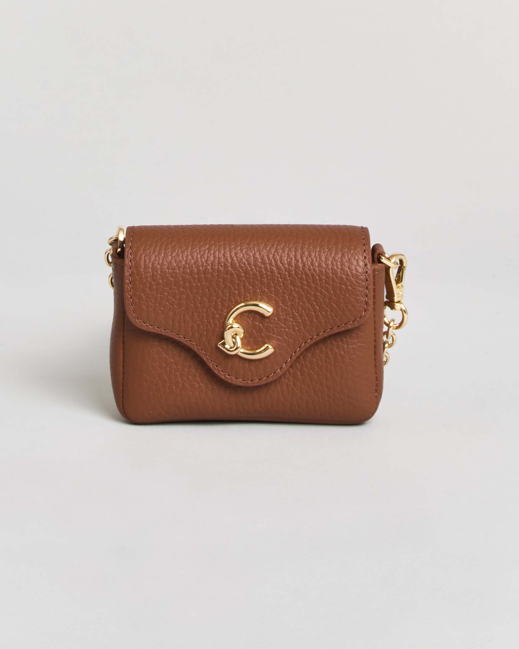 Micro C-Me Bag Coccinelle cognac con tracolla a catena e logo dorati