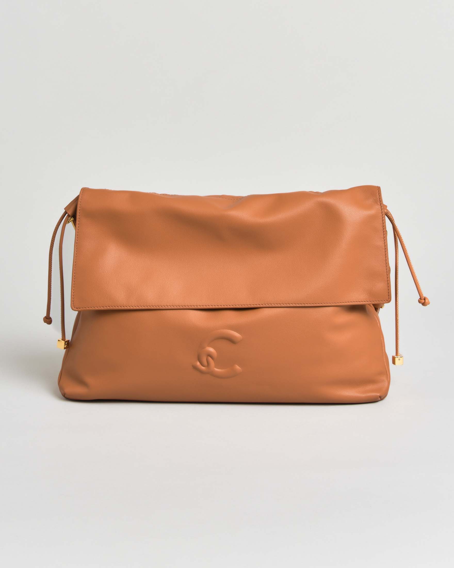 Borsa a spalla a sacchetto Lidia Medium Coccinelle color cammello in pelle liscia con logo C-Me