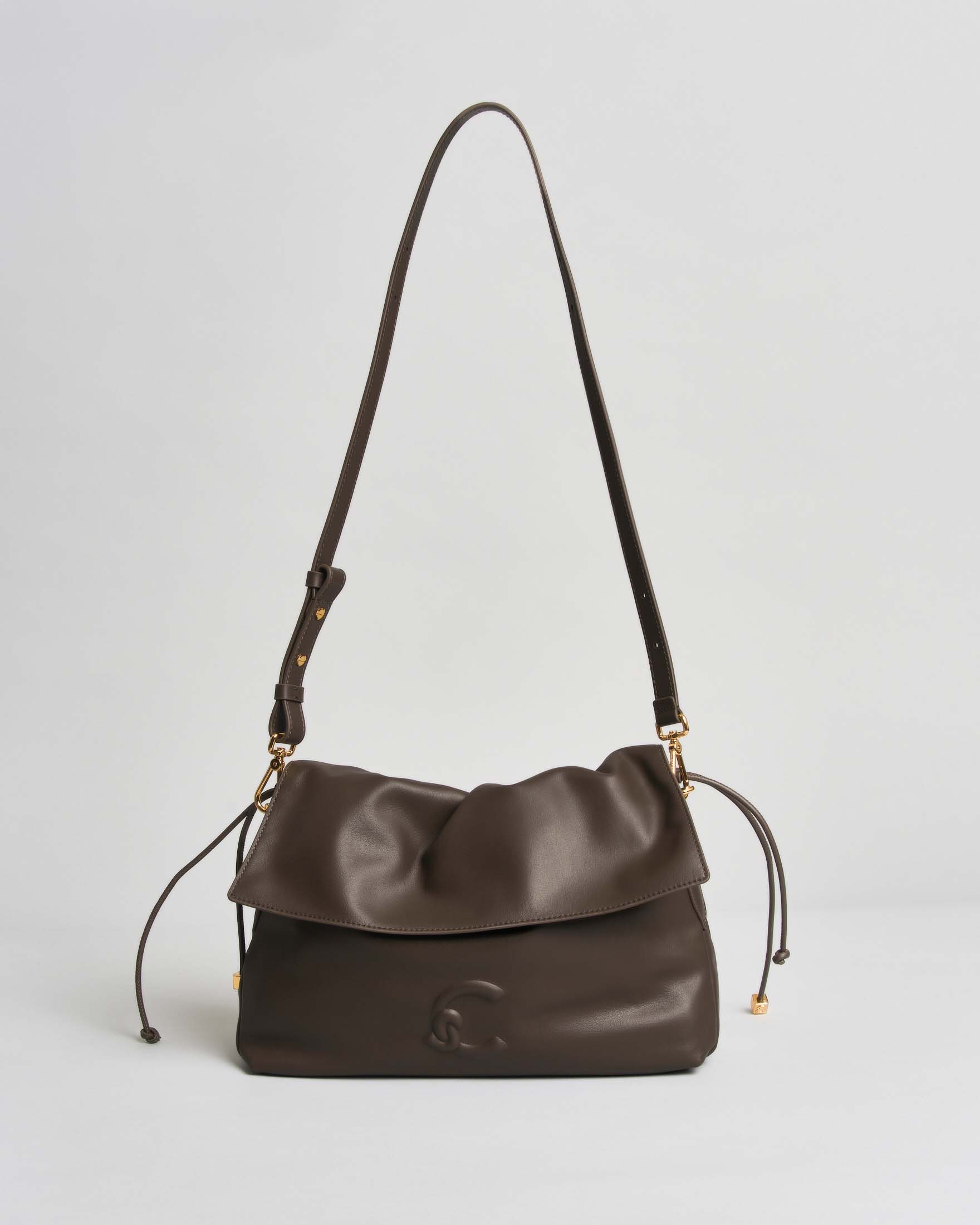 Borsa a spalla a sacchetto Lidia Small Coccinelle fango in pelle liscia con logo C-Me