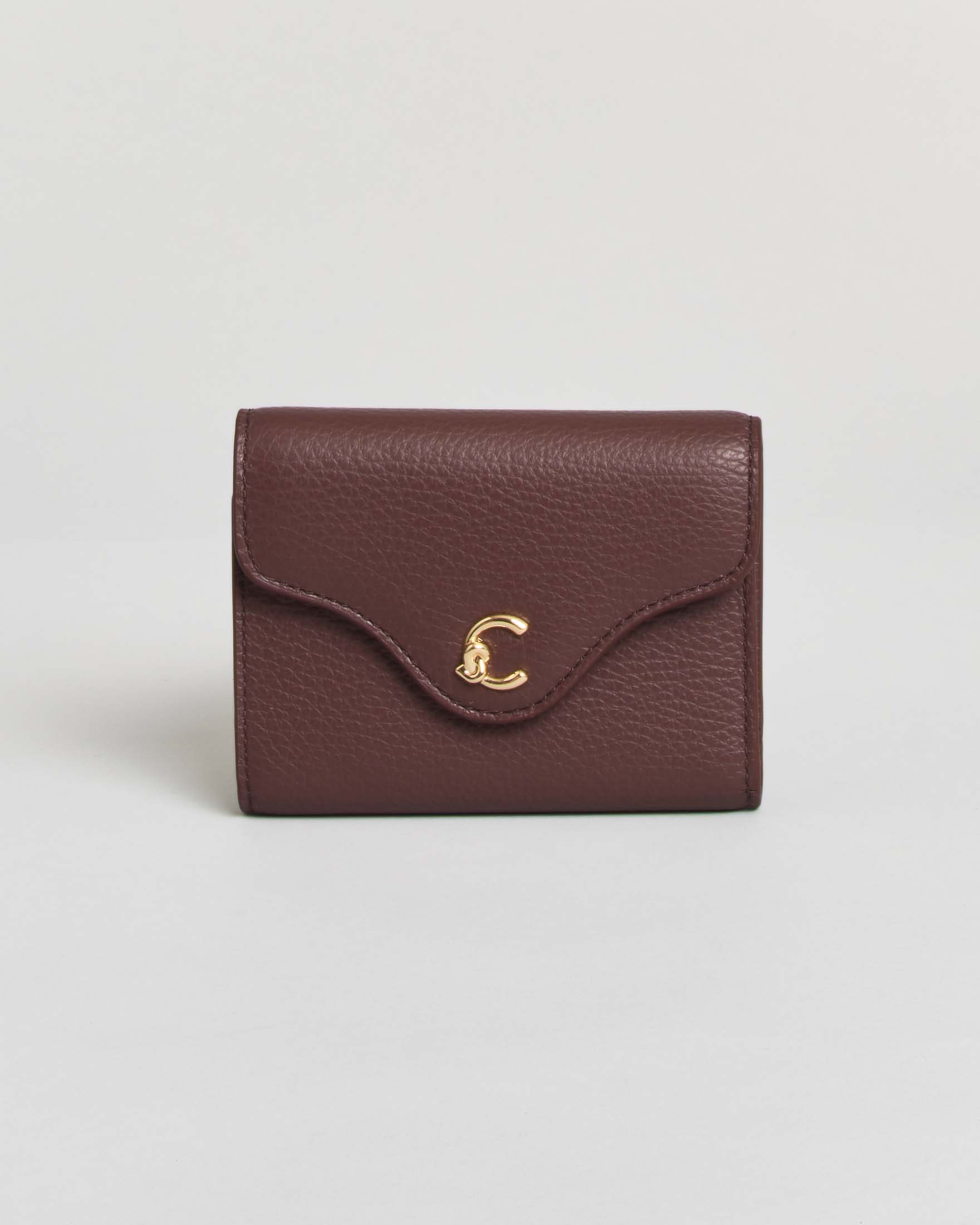 Portafoglio C-Me Small Coccinelle bordeaux in pelle bottalata con patta e logo metallico