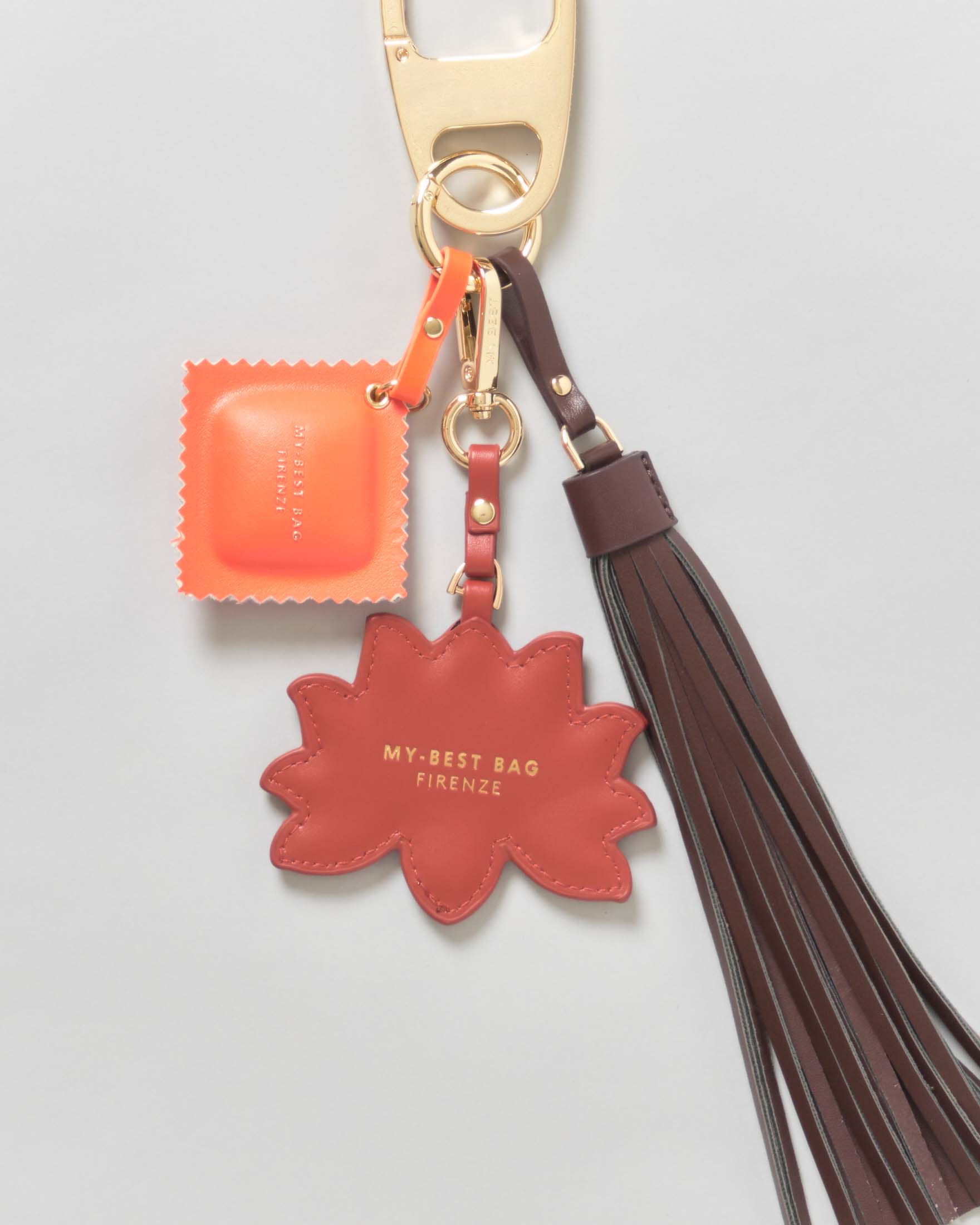 Portachiavi My Best Bag oro con nappina marrone e charms a tortello arancione e fiore rosso image
