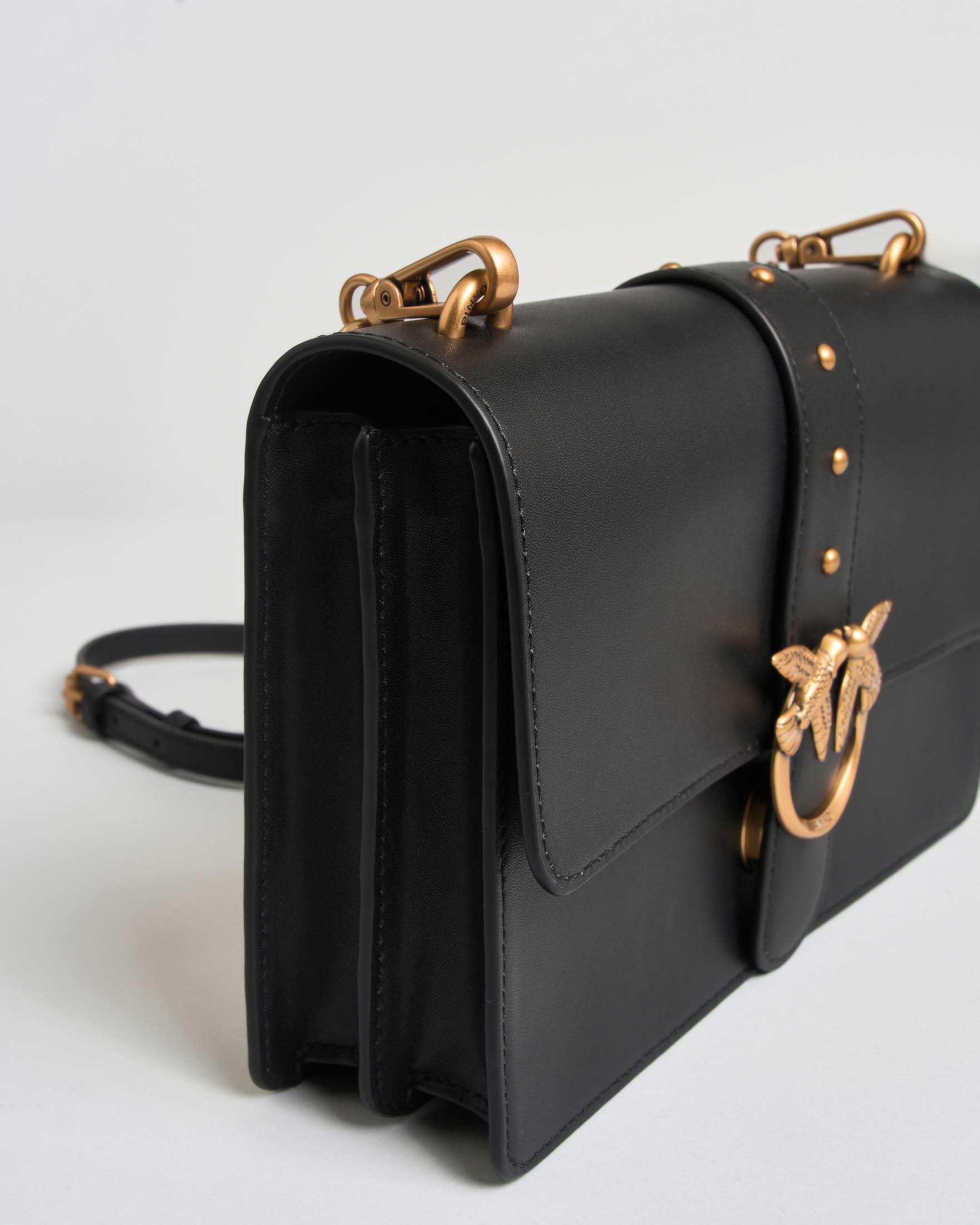 Borsa a tracolla Love One Classic Pinko nera in pelle liscia con tracolla e placca logo dorate image