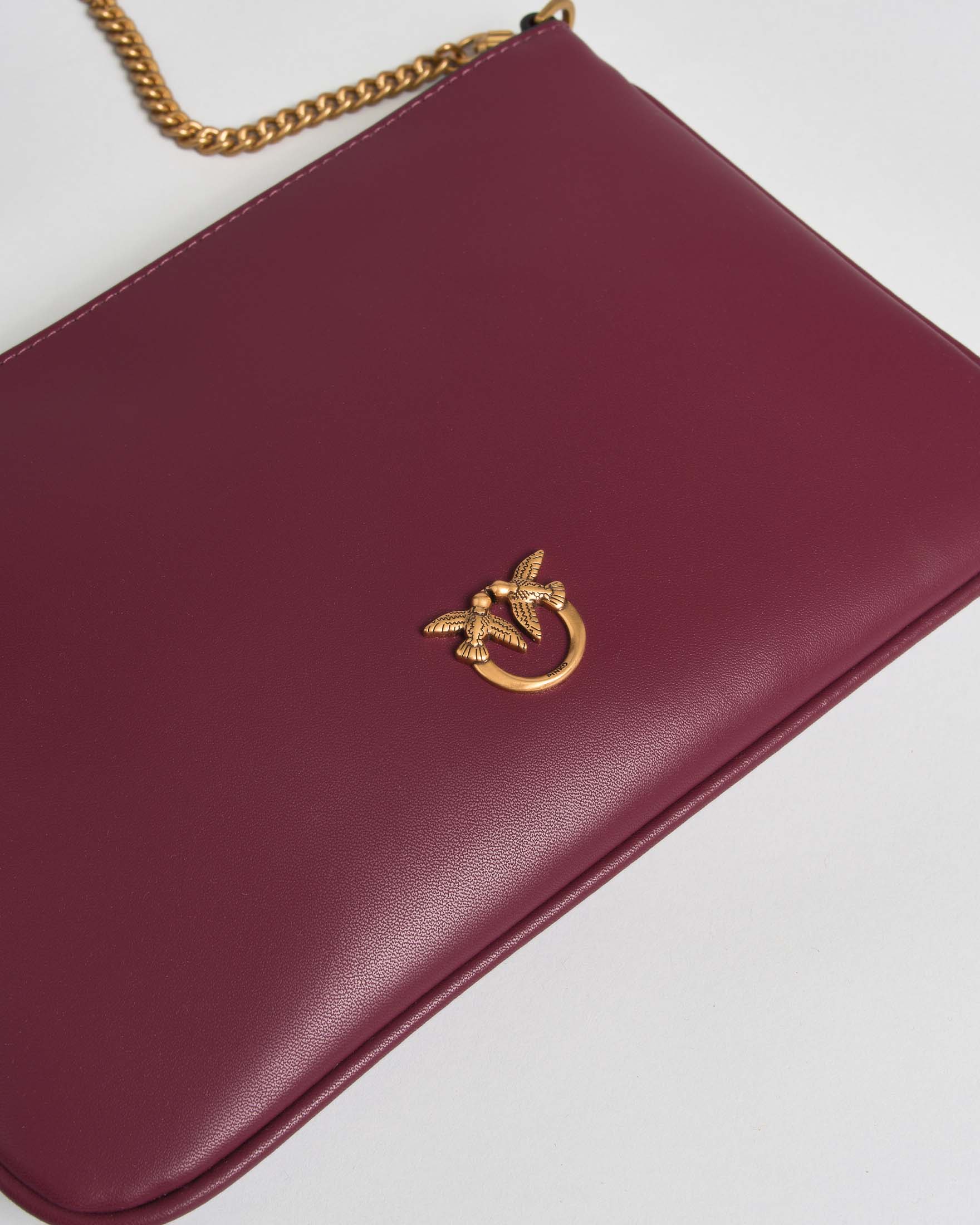Busta Flat Love Bag Simply Pinko bordeaux con tracolla a catena e logo Love Birds dorati image