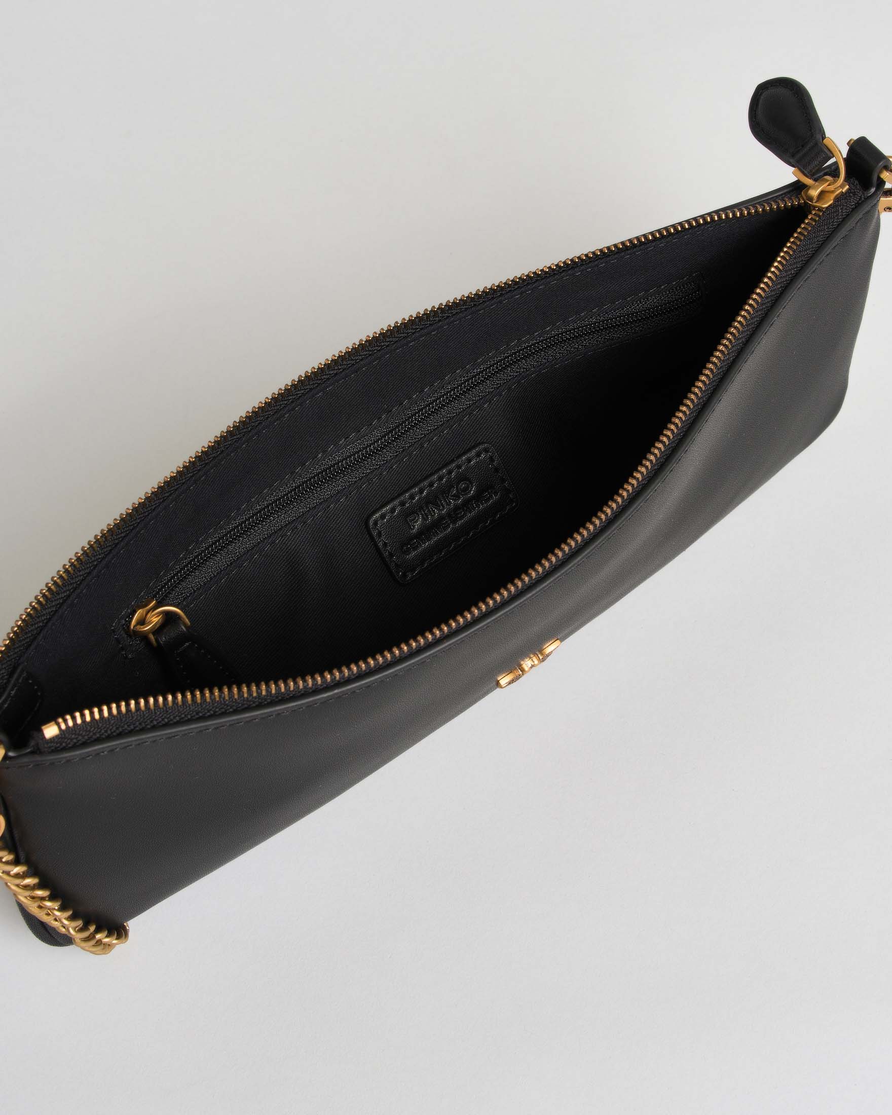 Busta Horizontal Flat Bag Pinko nera con tracolla a catena e logo dorati image