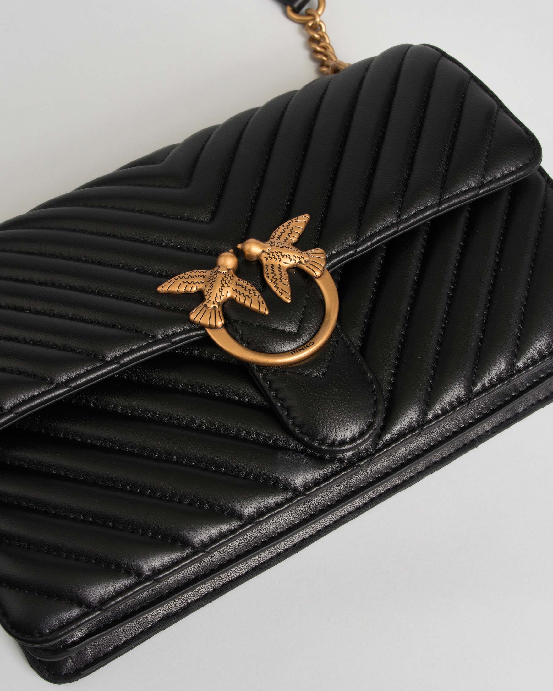 Borsa a tracolla Love One Classic Medium Pinko nera in pelle chevron con fibbia logo e catena dorati image